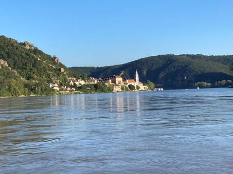 Ein Bild, das drauen, Wasser, Natur, Berg enthlt.

Automatisch generierte Beschreibung